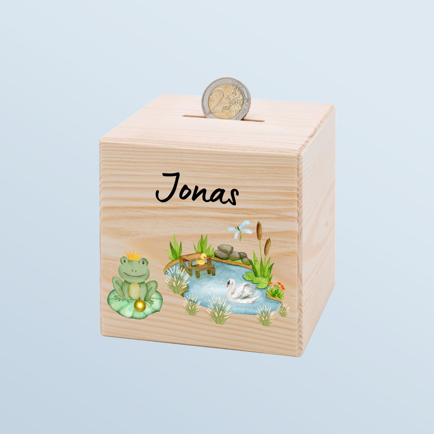 Handgefertigte personalisierte Holzspardose mit charmantem Design, perfekt für das Kinderzimmer. Nachhaltig aus Kiefernholz gefertigt, robust und kindersicher. Ideal als Geldgeschenk zur Geburt oder Taufe. Mit Metall-Schloss und Personalisierung