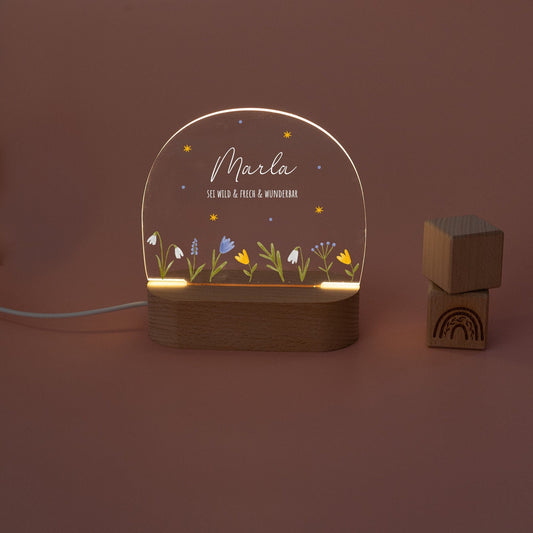 Personalisierbares Nachtlicht für Babys und Kinder mit süßen Kindermotiven. Hergestellt aus hochwertigem Acrylglas und Buchenholz. Perfekt als Nachtlampe, Nachttischlampe oder Stilllicht. Anpassbare Basisoptionen für Akku- oder Kabelbetrieb.