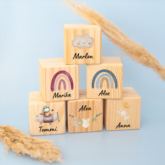 Handgefertigte personalisierte Holzspardose mit charmantem Design, perfekt für das Kinderzimmer. Nachhaltig aus Kiefernholz gefertigt, robust und kindersicher. Ideal als Babygeschenk zur Geburt oder Taufe. Mit Metall-Schloss und Personalisierung