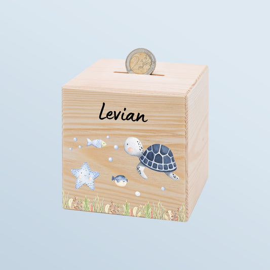 Handgefertigte personalisierte Holzspardose mit charmantem Design, perfekt für das Kinderzimmer. Nachhaltig aus Kiefernholz gefertigt, robust und kindersicher. Ideal als Geldgeschenk zur Geburt oder Taufe. Mit Metall-Schloss und Personalisierung