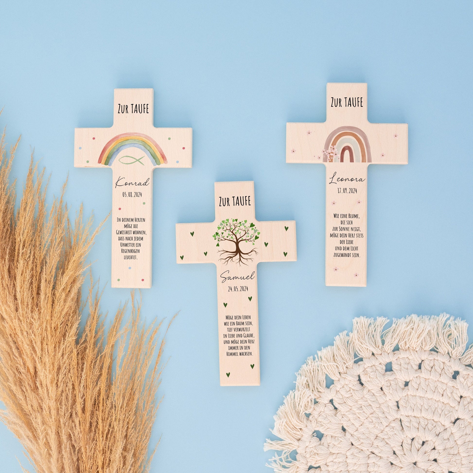 Personalisiertes Holzkreuz zur Taufe mit verschiednen Motiven, handgefertigt aus massivem Buchenholz. Ideales Taufgeschenk, symbolträchtig und dekorativ, mit kinderfreundlicher, umweltfreundlicher Personalisierung. Perfekt zur Taufe oder Kommunion.