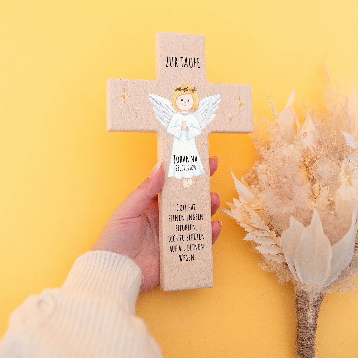 Personalisiertes Holzkreuz zur Taufe mit verschiednen Motiven, handgefertigt aus massivem Buchenholz. Ideales Taufgeschenk, symbolträchtig und dekorativ, mit kinderfreundlicher, umweltfreundlicher Personalisierung. Perfekt zur Taufe oder Kommunion.