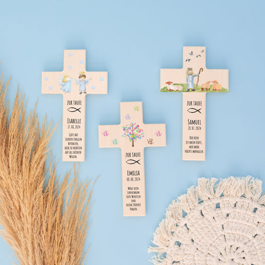 Personalisiertes Holzkreuz zur Taufe mit verschiednen Motiven, handgefertigt aus massivem Buchenholz. Ideales Taufgeschenk, symbolträchtig und dekorativ, mit kinderfreundlicher, umweltfreundlicher Personalisierung. Perfekt zur Taufe oder Kommunion.