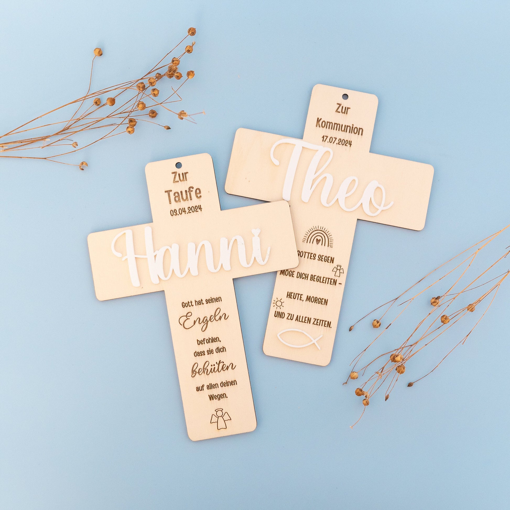 Personalisiertes Holzkreuz zur Taufe mit erhebenen Namen, handgefertigt aus massivem Buchenholz. Ideales Taufgeschenk, symbolträchtig und dekorativ, mit kinderfreundlicher, umweltfreundlicher Personalisierung. Perfekt zur Taufe oder Kommunion.