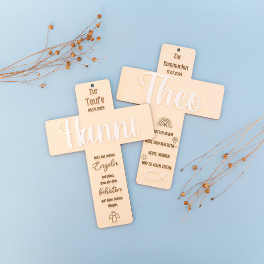 Personalisiertes Holzkreuz zur Taufe mit erhebenen Namen, handgefertigt aus massivem Buchenholz. Ideales Taufgeschenk, symbolträchtig und dekorativ, mit kinderfreundlicher, umweltfreundlicher Personalisierung. Perfekt zur Taufe oder Kommunion.