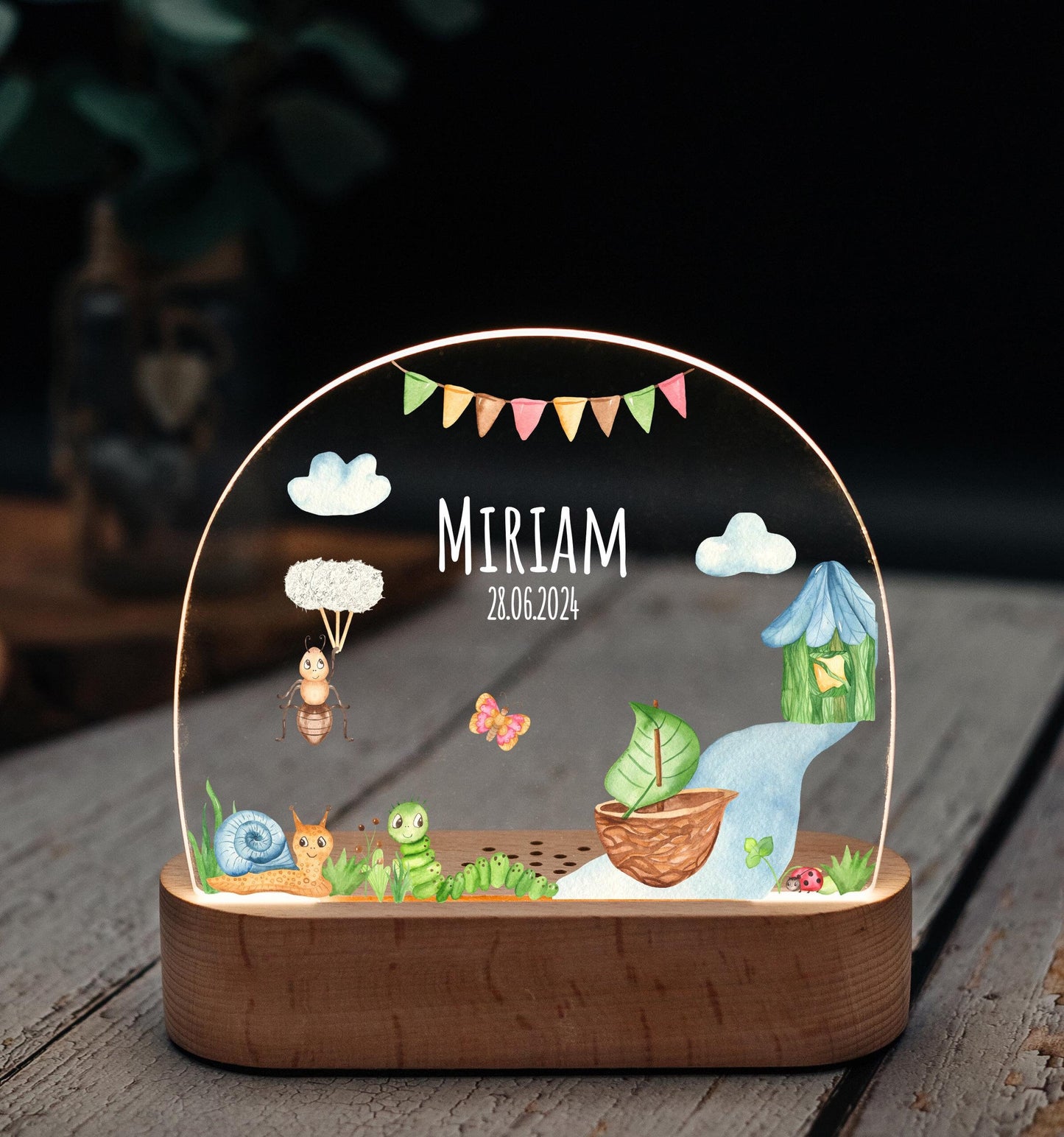 Personalisierbares Nachtlicht für Babys und Kinder mit süßen Kindermotiven. Hergestellt aus hochwertigem Acrylglas und Buchenholz. Perfekt als Nachtlampe, Nachttischlampe oder Stilllicht. Anpassbare Basisoptionen für Akku- oder Kabelbetrieb.