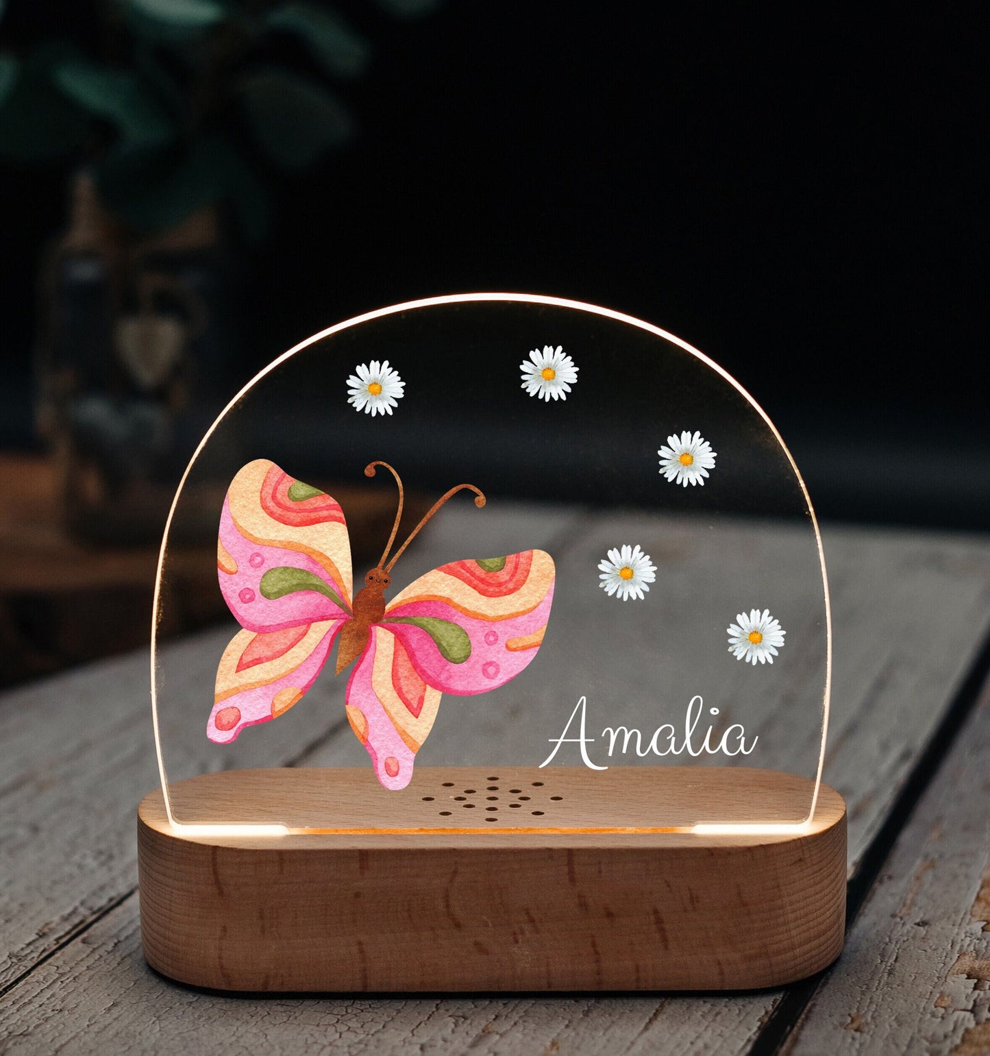 Personalisierbares Nachtlicht für Babys und Kinder mit süßen Kindermotiven. Hergestellt aus hochwertigem Acrylglas und Buchenholz. Perfekt als Nachtlampe, Nachttischlampe oder Stilllicht. Anpassbare Basisoptionen für Akku- oder Kabelbetrieb.