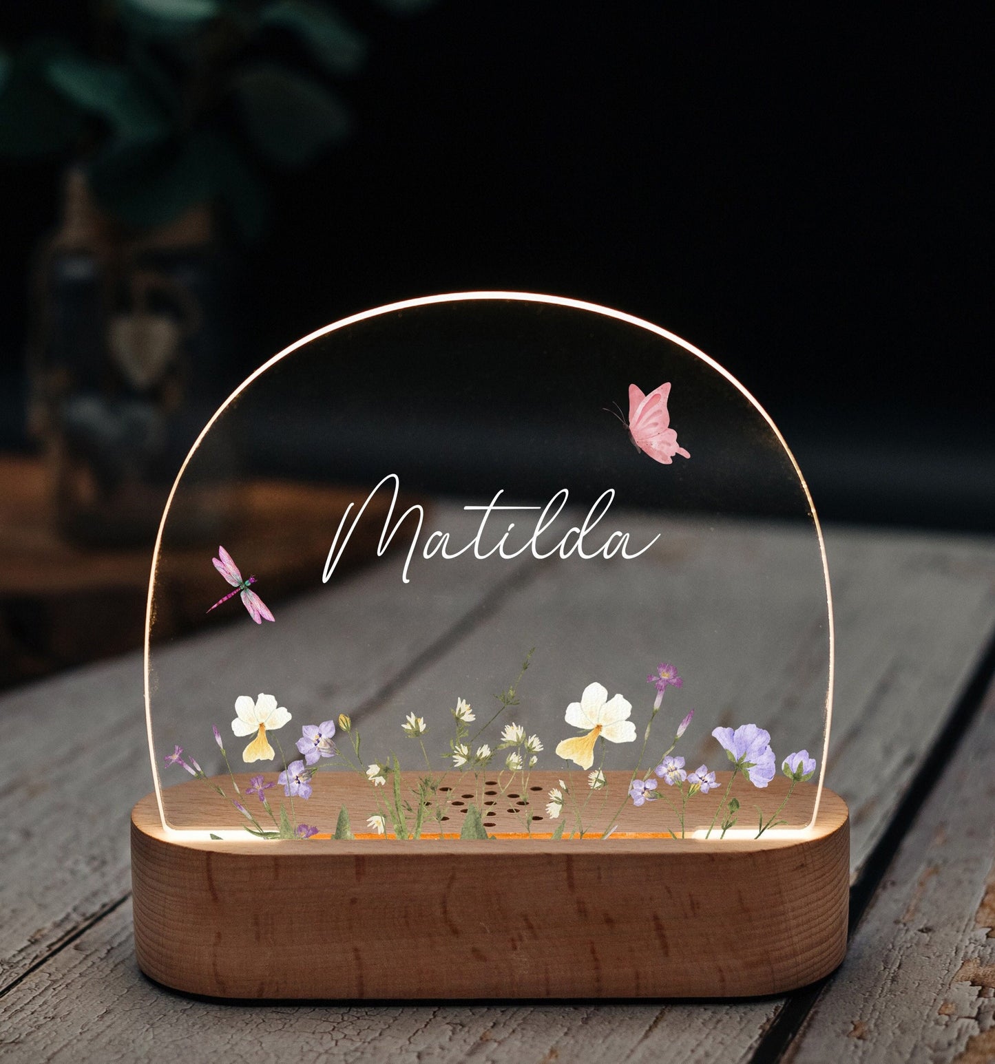 Personalisierbares Nachtlicht für Babys und Kinder mit süßen Kindermotiven. Hergestellt aus hochwertigem Acrylglas und Buchenholz. Perfekt als Nachtlampe, Nachttischlampe oder Stilllicht. Anpassbare Basisoptionen für Akku- oder Kabelbetrieb.